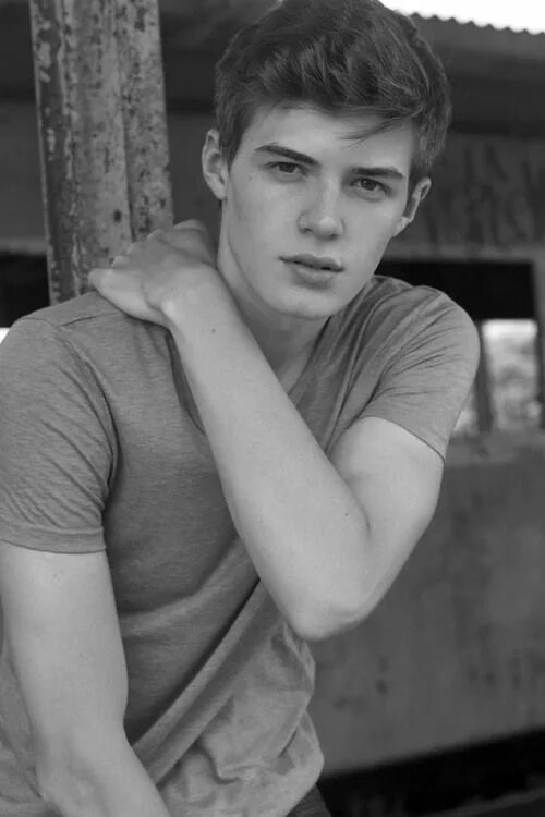 Красивые мужчины 20 фото Stunning Male Model with Irresistible Charm