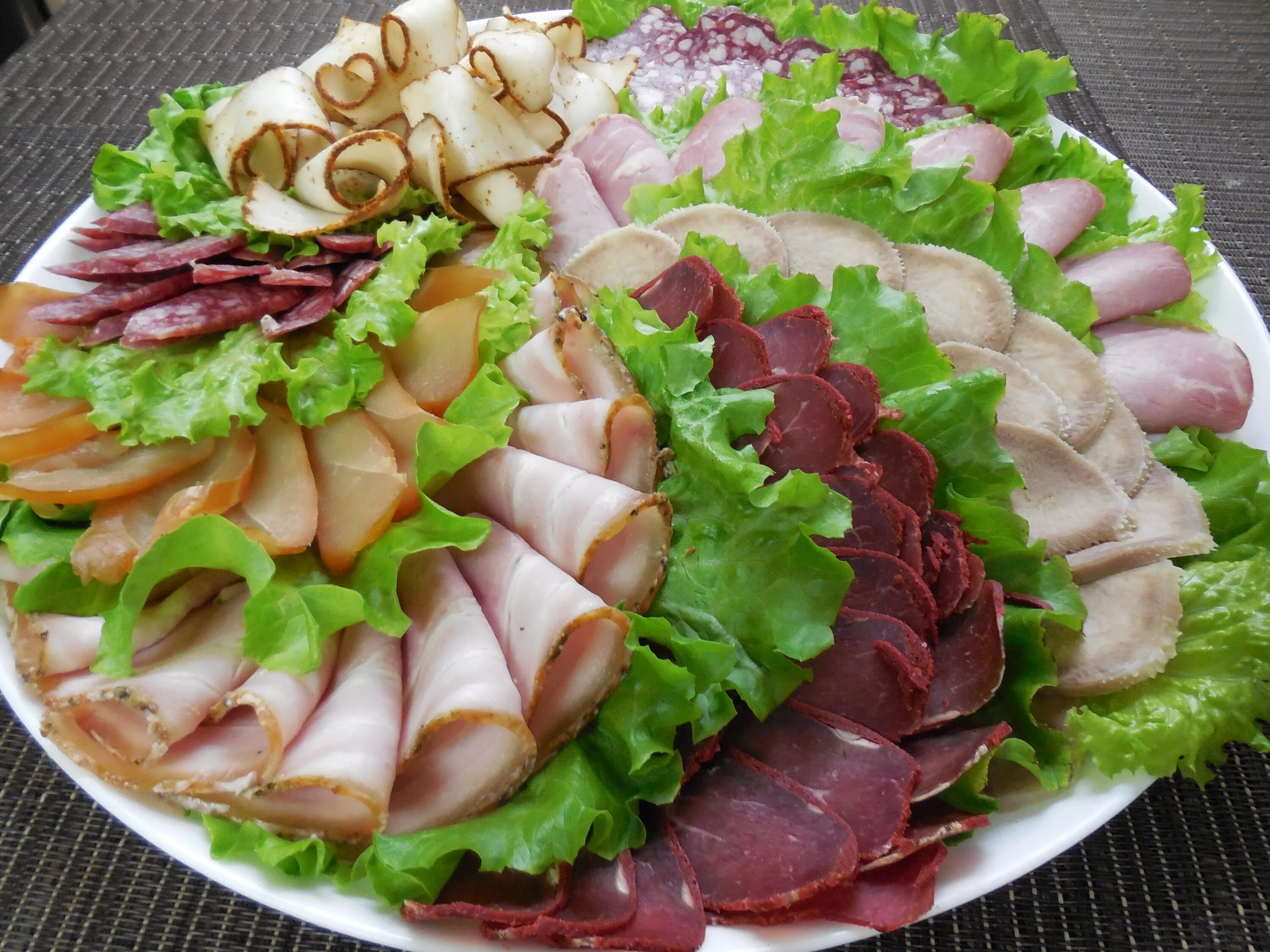 Красивые мясные нарезки на праздничный стол фото Мясное плато Cafe-nnov.ru