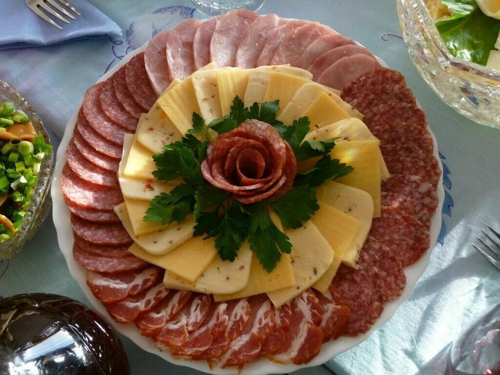 Красивые мясные нарезки на праздничный стол фото Елена Веженко adlı kullanıcının Оформление блюд panosundaki Pin Parti yemekleri,