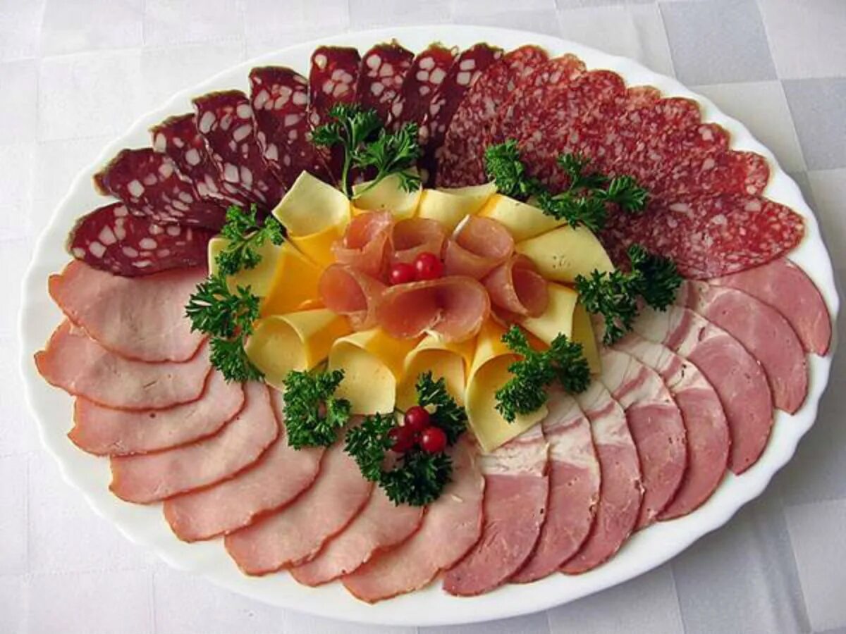Красивые нарезки в домашних условиях фото Оформление мясной нарезки - Красивое, и простое оформление мясной нарезки.