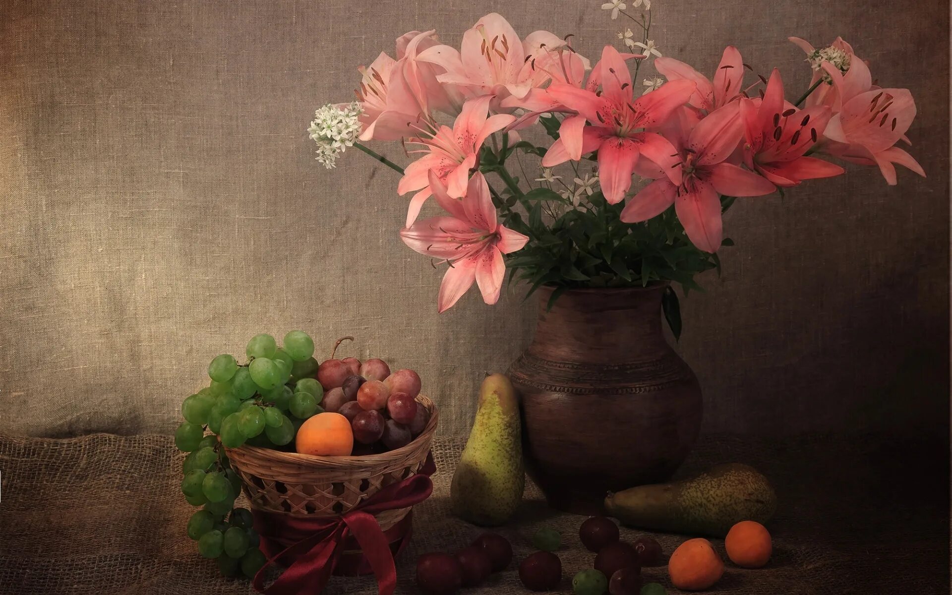 Красивые натюрморты с цветами и фруктами фото Download wallpaper berries, basket, Lily, bouquet, texture, grapes, fabric, pear