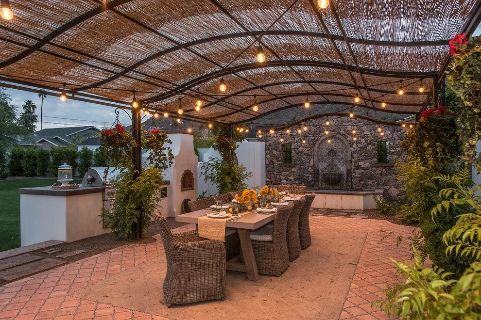 Красивые навесы во дворе частного дома фото Arcadia Spanish Colonial Outdoor Dining and Steel Pergola - Средиземноморский - 