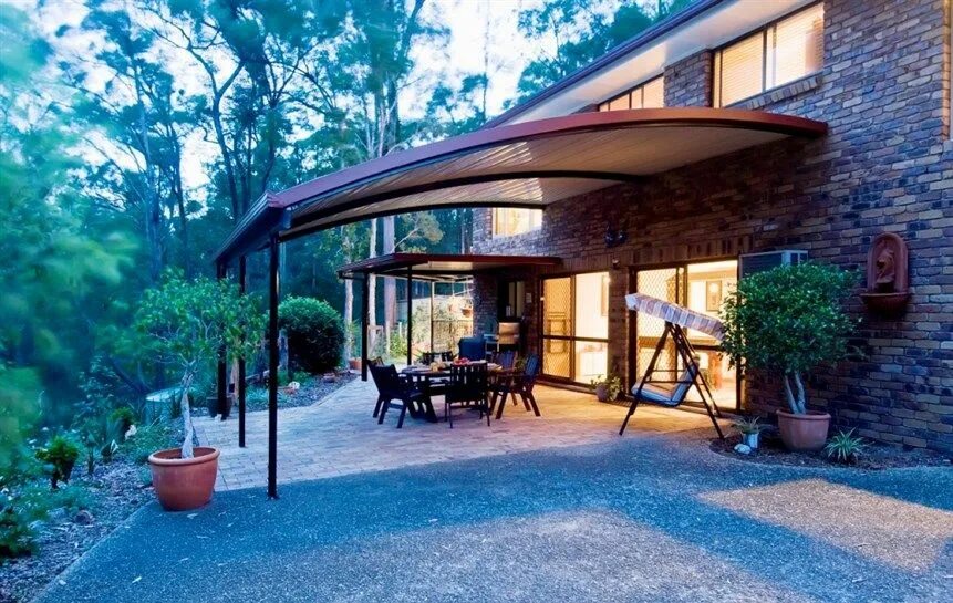 Красивые навесы во дворе частного дома фото Stratco Curved Clearspan available now from Verandah Creations. Free Call 1800 8