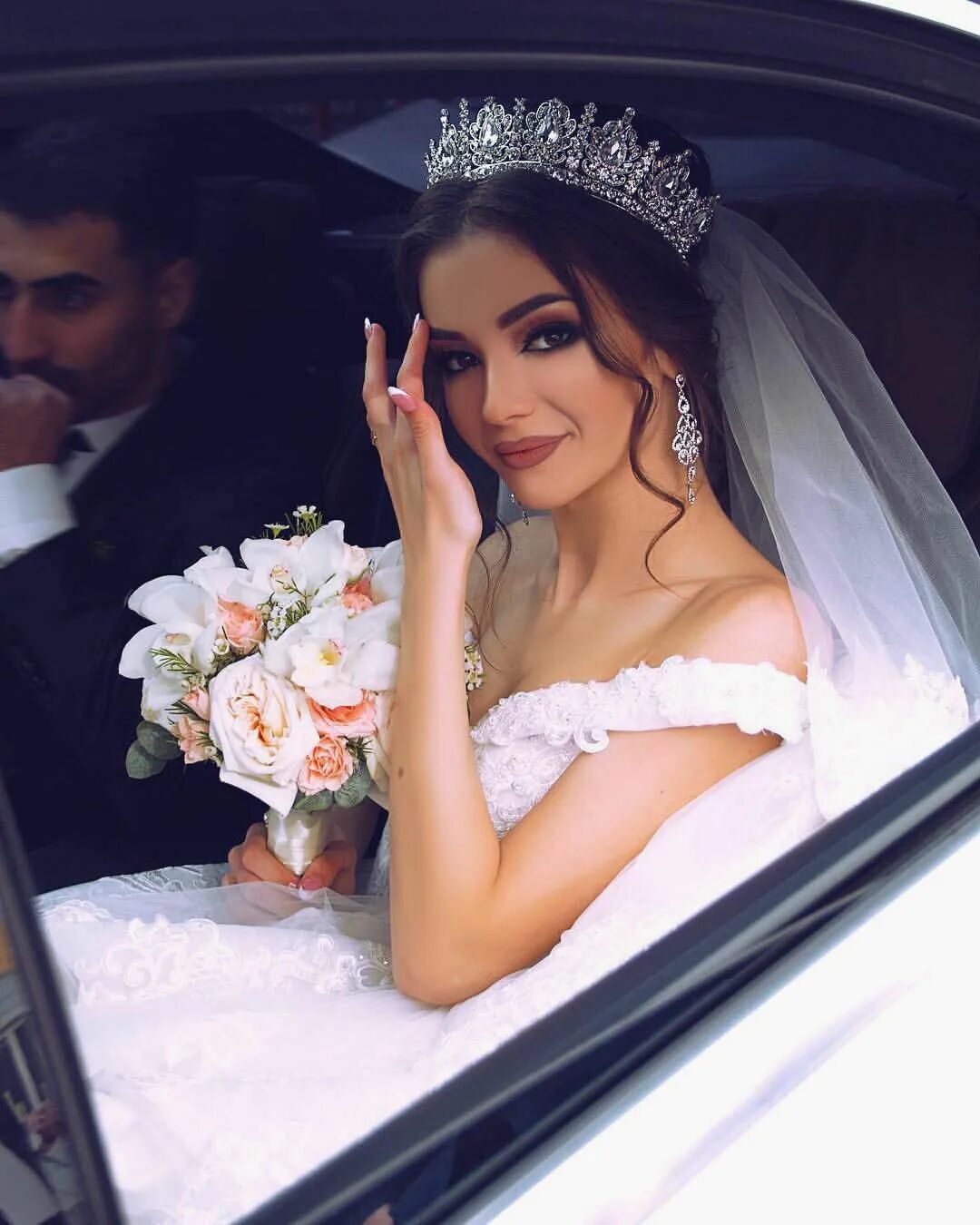 Красивые невесты фото на свадьбах Loving Haute Couture na Instagramie: "Pick your Bridal Look: 1, 2, 3, 4 or 5? ✨ 