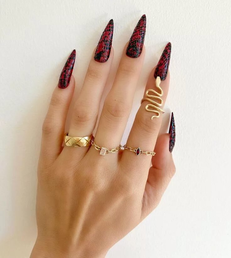 Красивые ногти маникюр длинные дизайн новинки Betina R. Goldstein on Instagram: "#handpainted these Python Print Nails for a s