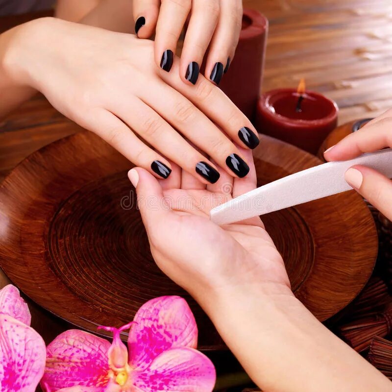 Красивые ногти в домашних условиях фото Il Padrone Del Manicure Fa Il Manicure Sulle Mani Della Donna Fotografia Stock -
