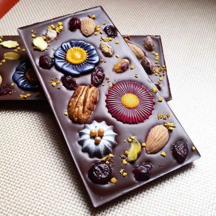 Красивые оформление шоколадных Giorgio Demarini on Instagram: "A new chocolate bar for spring! Bitter chocolate