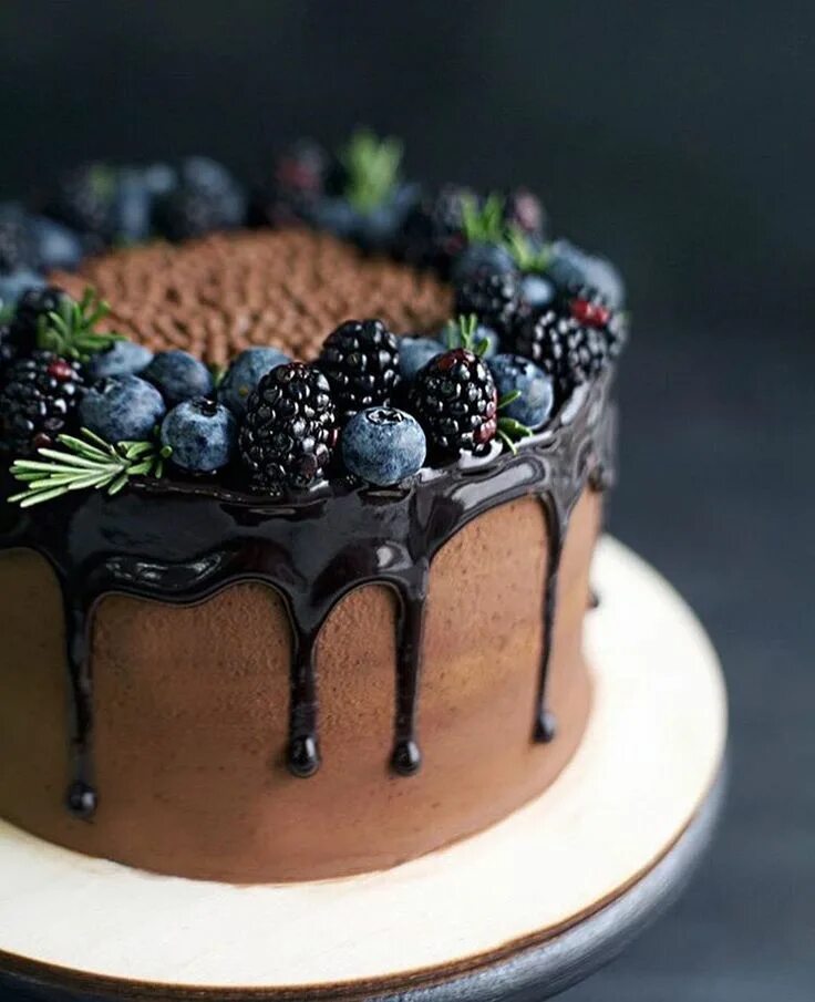 Красивые оформление тортика Berries & Chocolate Cake. ✅ Beautiful work by @dasha_she ✅ . #ChefsOfInstagram .