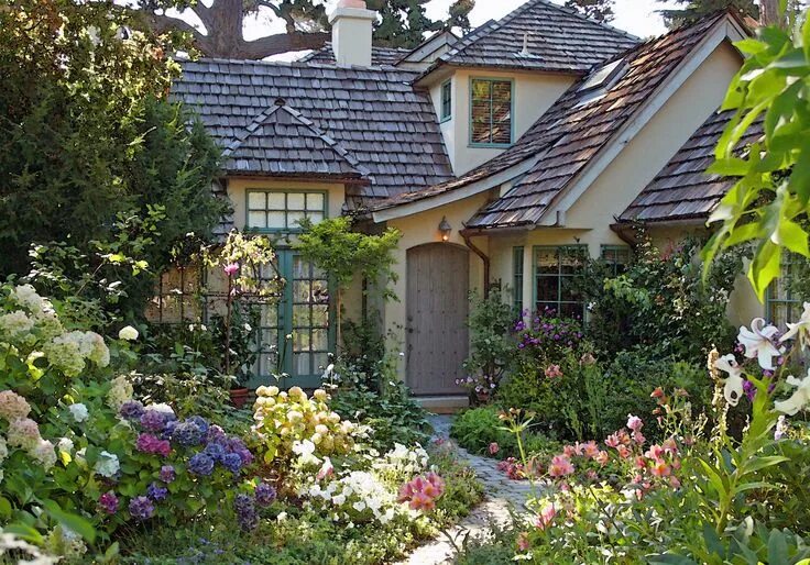 Красивые оформления домов недорого в деревне Carol Klein: Life in a Cottage Garden - Spring into Summer Cottage garden design