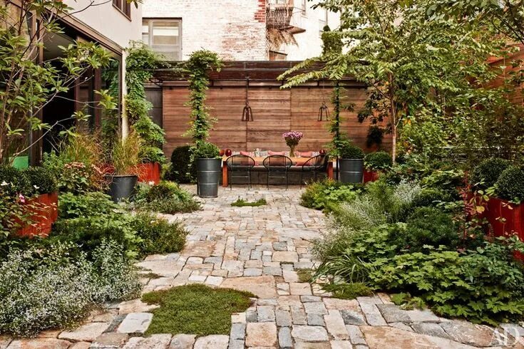 Красивые оформления дворов Inside Decorator Laura Santos’s Sprawling Five-Story Manhattan Townhouse Backyar