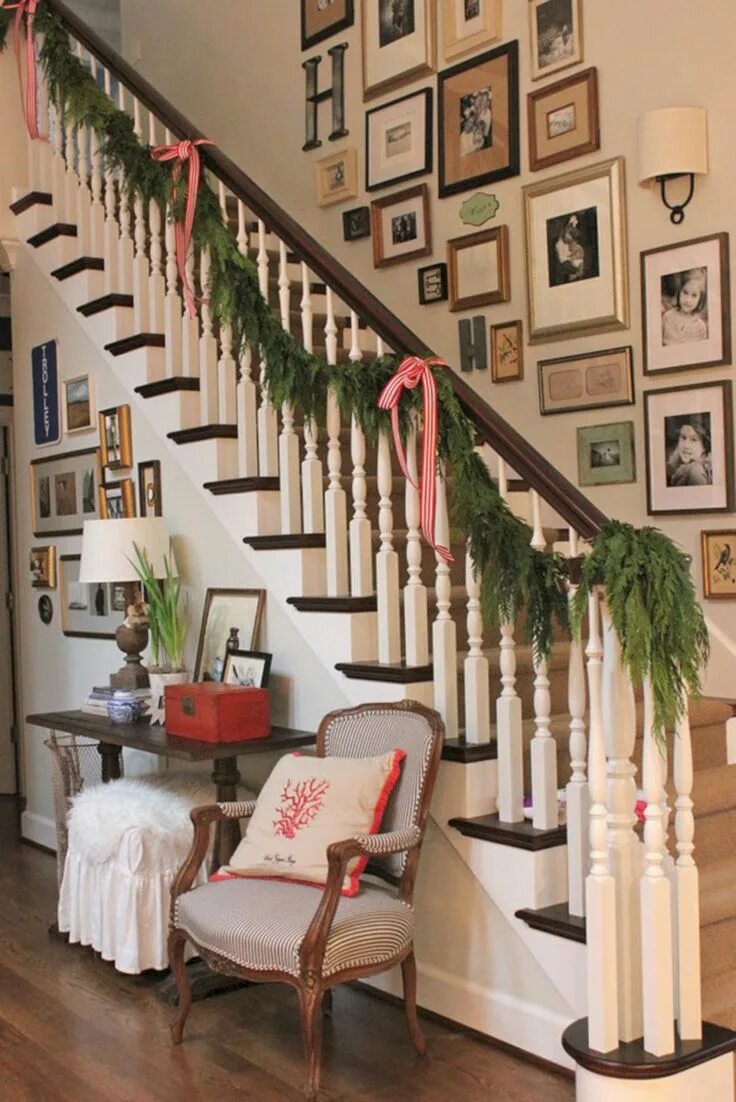 Красивые оформления лестниц 15+ Awesome Arranging Pictures On A Stair Wall Ideas - Freshouz Home & Architect