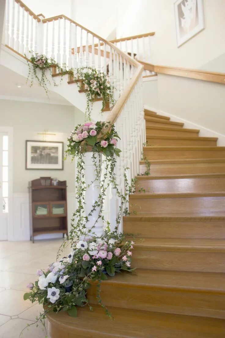 Красивые оформления лестниц Pastellbröllop med vårblommor Wedding staircase decoration, Wedding staircase, W