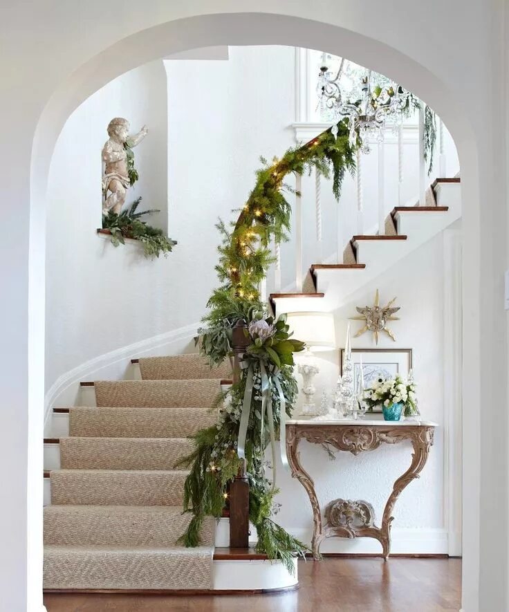 Красивые оформления лестниц Better Homes & Gardens on Instagram: "Adding garland to a stairway rail creates 