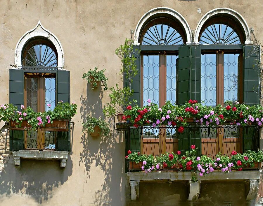 Красивые окна фото Pin by Margo Read on Windows and Doors Italian farmhouse, Houses in mexico, Beau