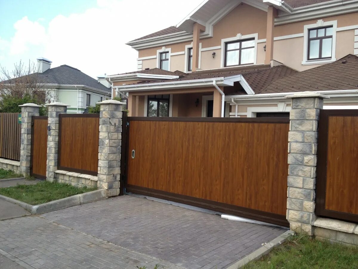 Красивые откатные ворота для частного дома фото Ворота откатные Doorhan 4500x2000 мм из сэндвич панелей - купить в Екатеринбурге