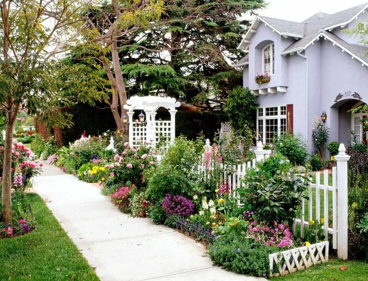 Красивые палисадники для частных домов фото Front Yard Sidewalk-Garden Ideas in 2024 Front lawn landscaping, Fence landscapi