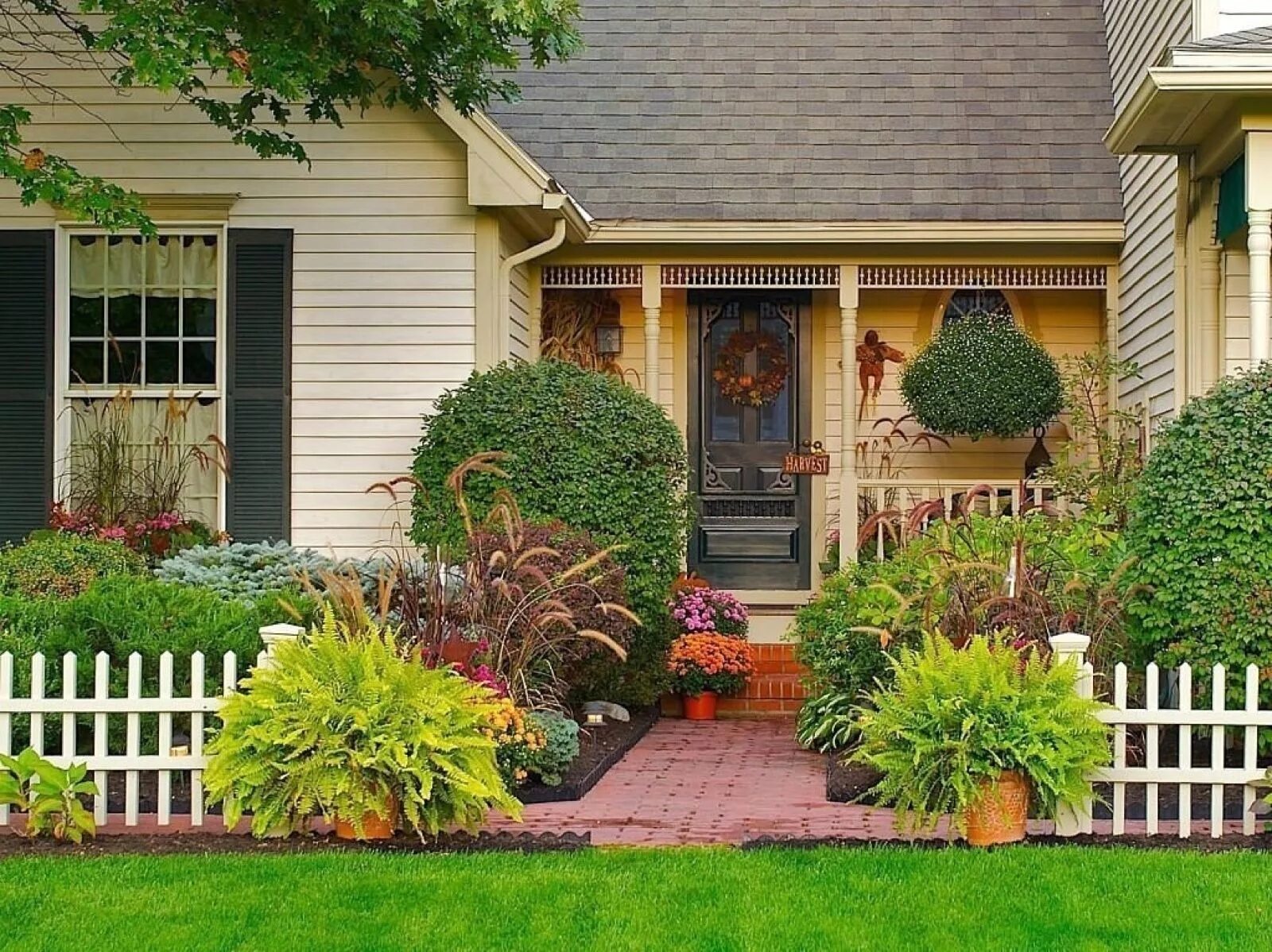 Красивые палисадники для частных домов фото Pinned from Pin It for iPhone Small front yard landscaping, Front yard landscapi