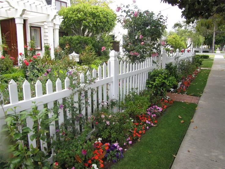 Красивые палисадники для частных домов фото White Picket Fence Fence landscaping, Side yard landscaping, Front yard landscap