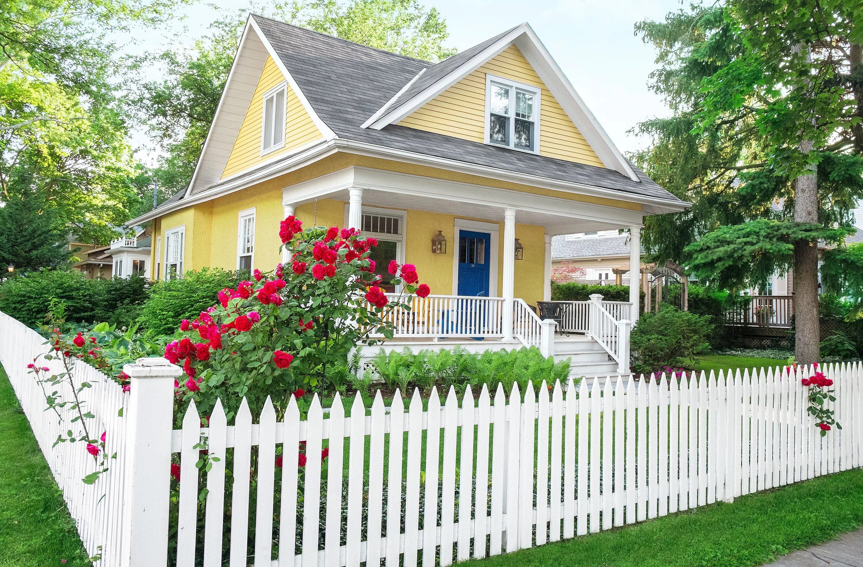 Красивые палисадники для частных домов фото Living the American Dream with a White Picket Fence! Farmhouse landscaping, Yell