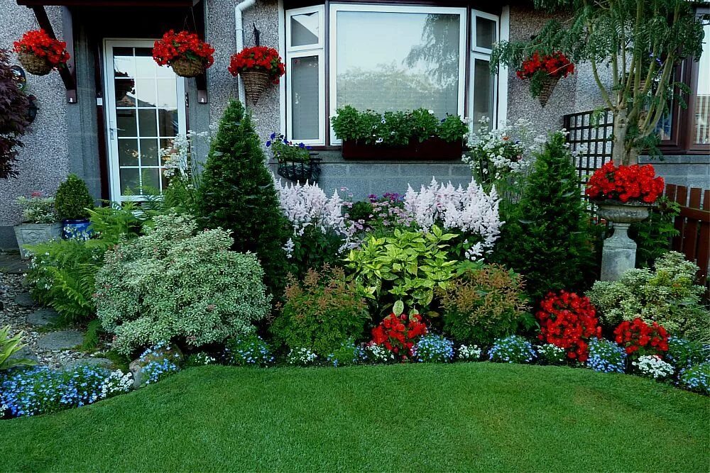 Красивые палисадники для частных домов фото small garden bed - Google Search Front garden design, Front yard landscaping, Fl