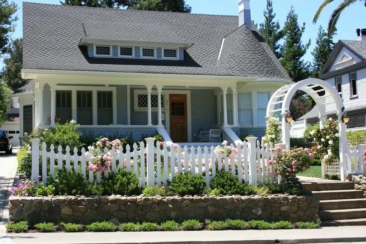 Красивые палисадники для частных домов фото Living the American Dream with a White Picket Fence! White picket fence house, W