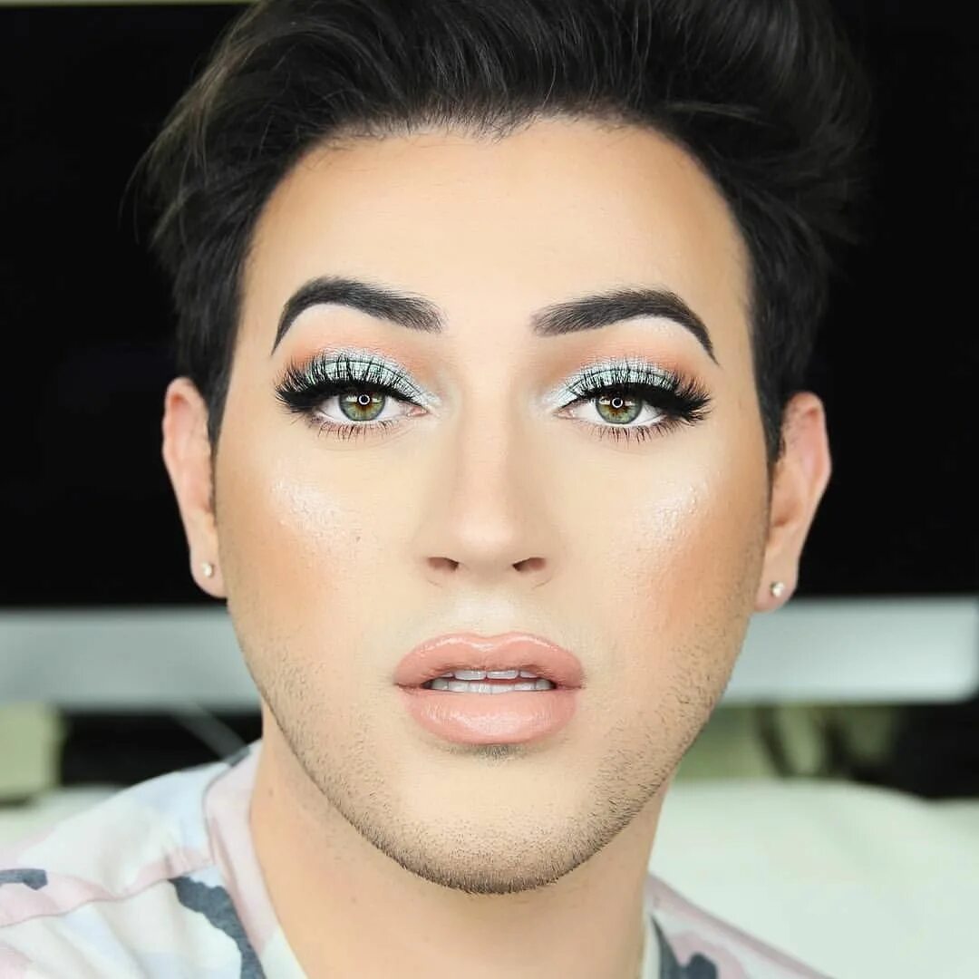 Красивые парни с макияжем @mannymua733 Best makeup artist, Best makeup products, Makeup