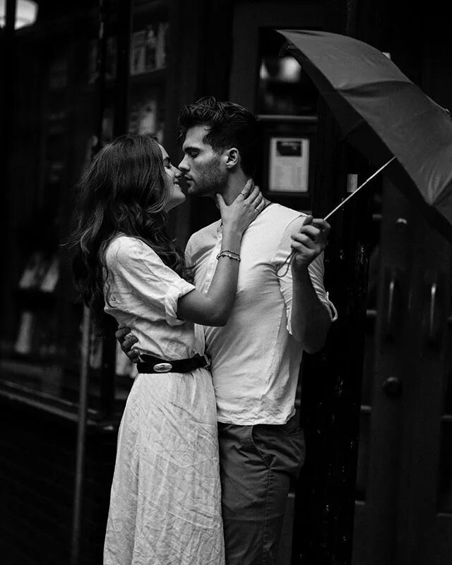 Красивые пары черно белые фото kat irlin on Instagram: "summer rain" Couples, Love photography, Cute couple vid