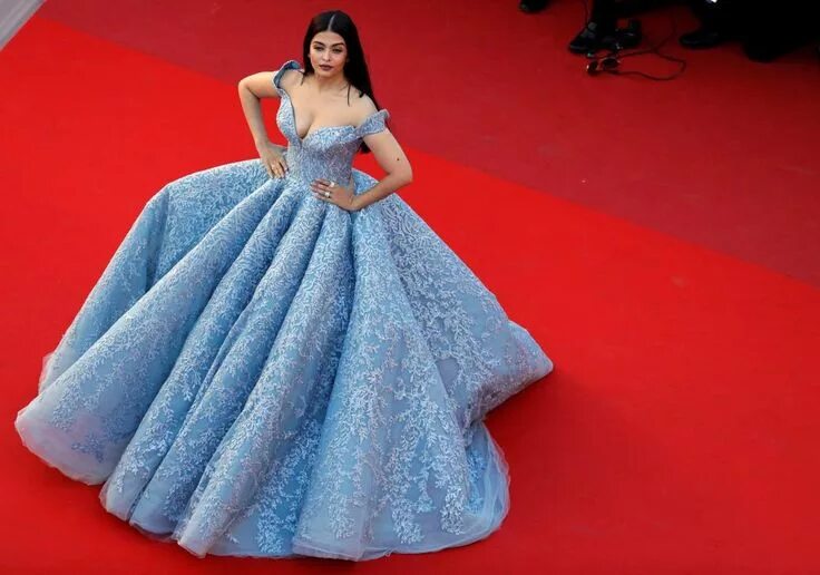 Красивые платья мира фото Not sure about this dress Ash! Fashion, Swish dress, Cannes film festival fashio