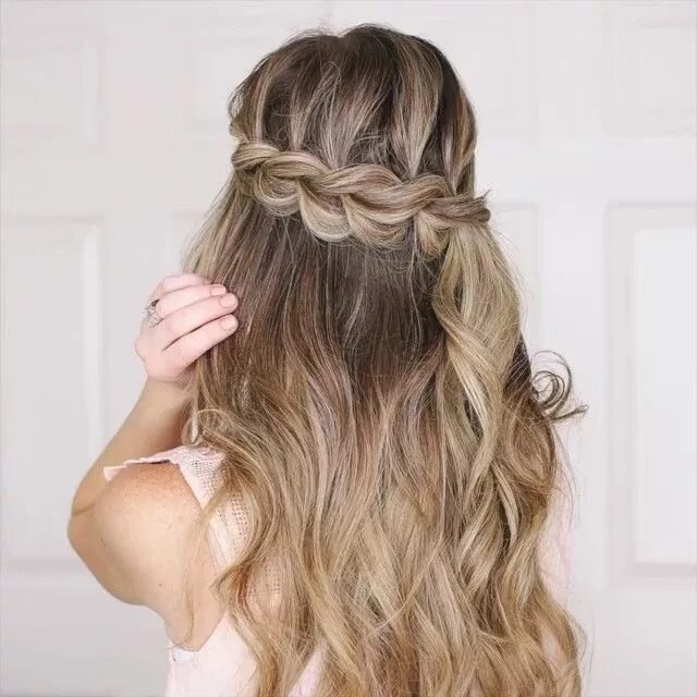 Красивые полураспущенные прически Beautiful half up half down with a pull through braid FOLLOW for more!! Vide... 