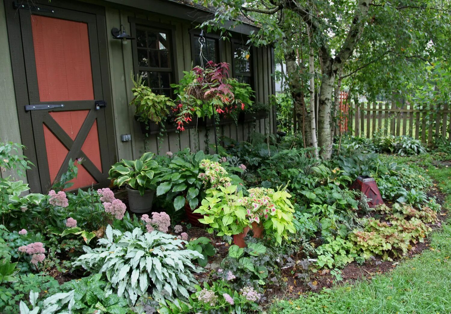 Красивые посадки на даче фото small shade gardens Shade Garden this Morning Shade landscaping, Backyard garden
