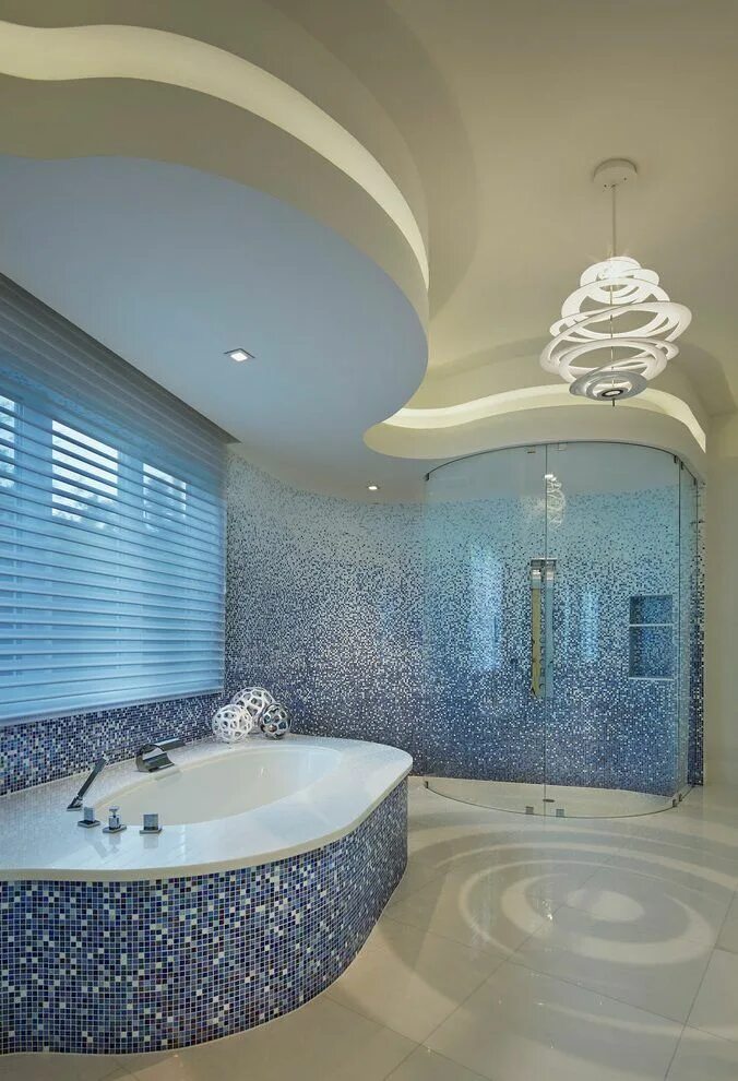 Красивые потолки в ванной фото Ruffle Ombre Shower with white blinds ... Amazing bathrooms, Bathroom design, Oc