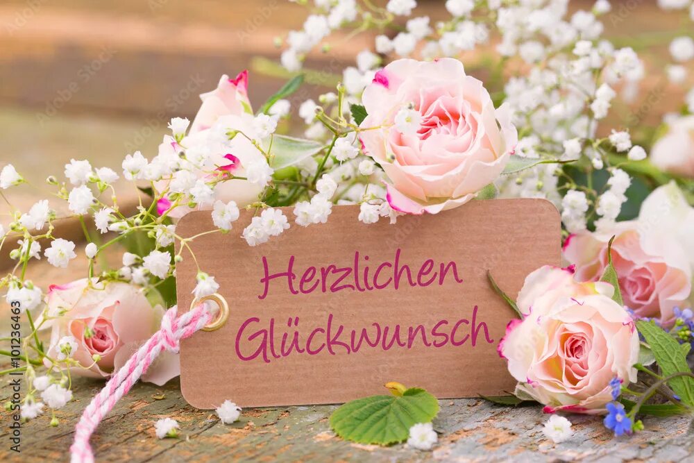 Красивые поздравительные открытки фото Herzlichen Glückwunsch - Blumenstrauß mit Karte Фотографія Stock Adobe Stock