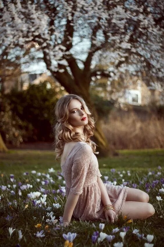 Красивые позы для фото на природе Pin by Cartoongenerator on za majice ideje Girl photography poses, Girl photogra