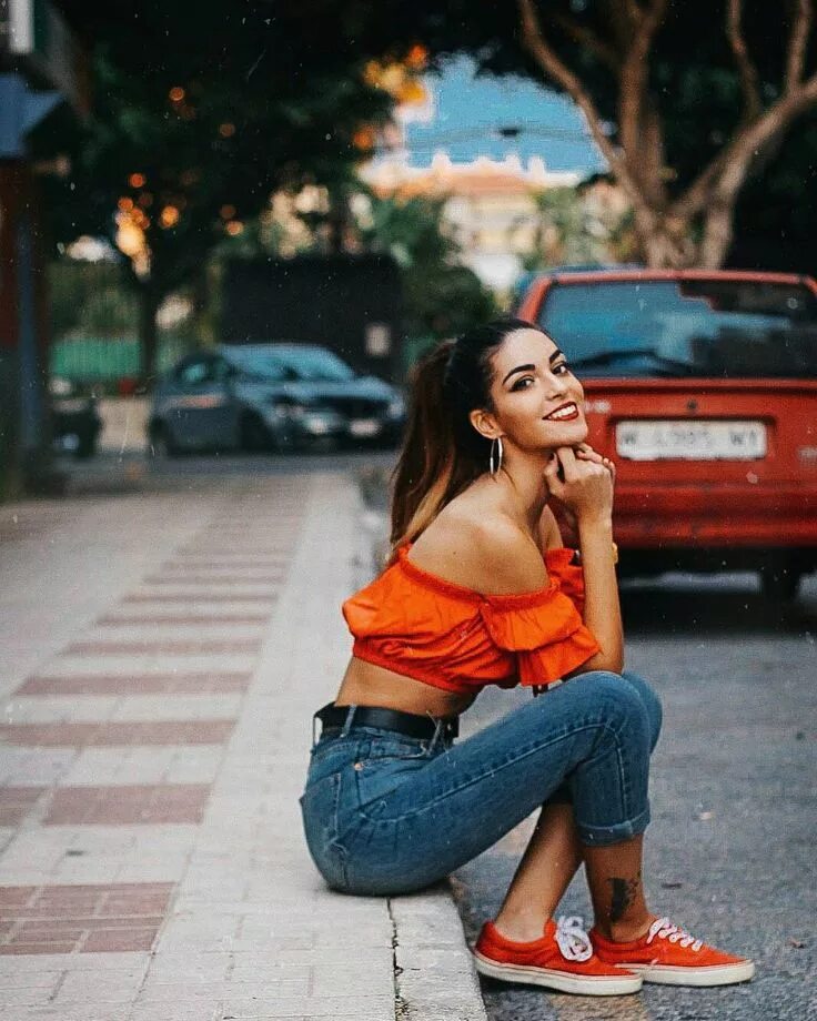 Красивые позы для фото на улице девушке paula mellado Portrait photography poses, Fashion photography poses, Photography