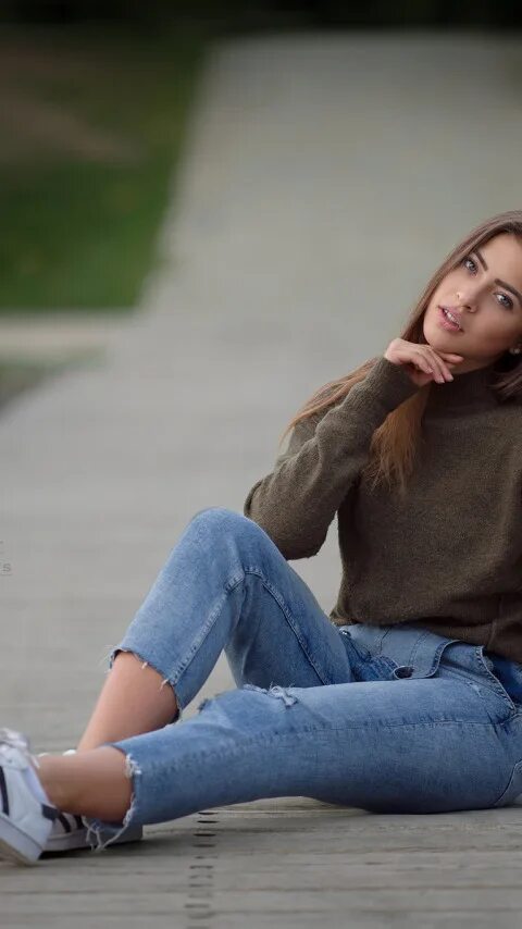 Красивые позы для фото на улице девушке Download wallpaper road, look, Girl, jeans, sitting, Robert Chrenka, Bara, secti