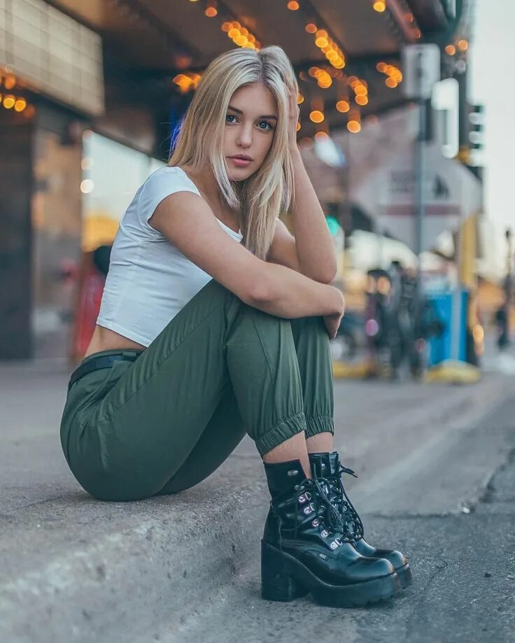 Красивые позы для фото на улице девушке Pin on Instagram ideas photography