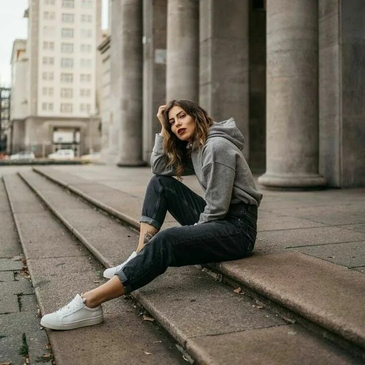 Красивые позы для фото на улице девушке Pin on идеи для фотографий Street photography model, Street photography portrait