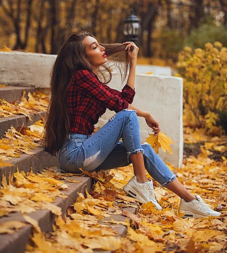 Красивые позы для фото на улице осенью @anyuta_rai on Instagram: "Время горячих пряных латте, интересных фильмов, теплы