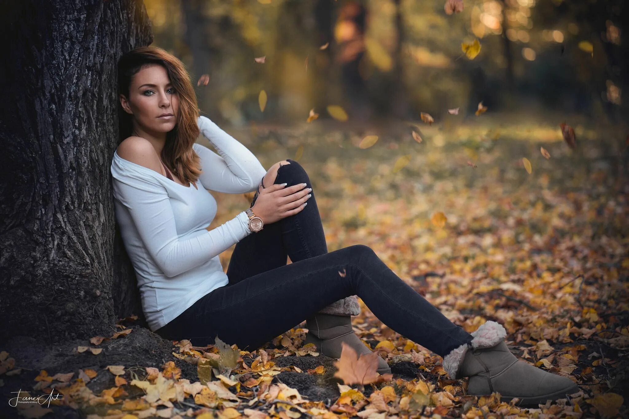 Красивые позы для фото осенью в лесу Image may contain: 1 person, shoes and outdoor Cute fall pictures