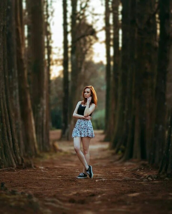 Красивые позы для фото в лесу Pin de Clara em Photos Book fotografico, Ideias para ensaio fotográfico, Poses d