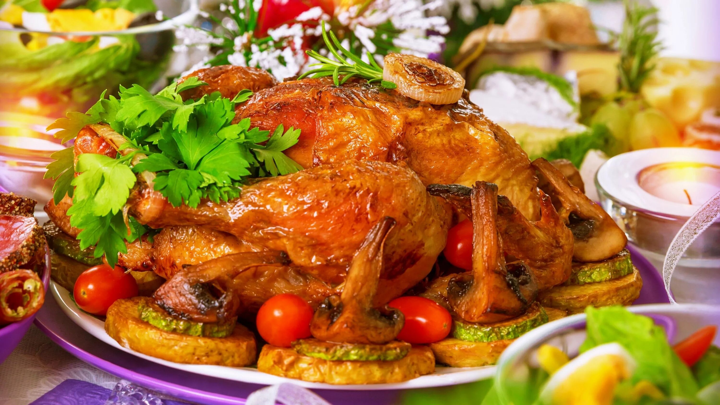 Красивые праздничные блюда фото Аппетитная запеченная курица с грибами на праздничном столе Обои для рабочего ст