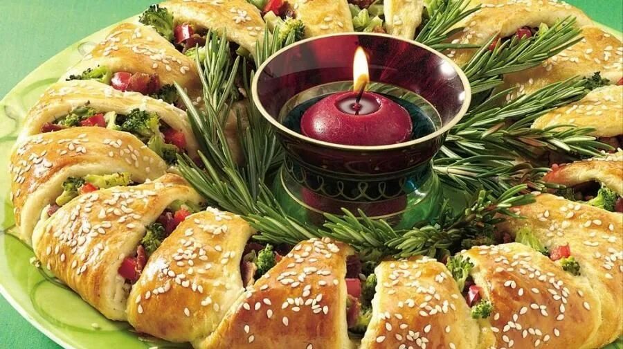 Красивые праздничные блюда фото Holiday Appetizer Wreath Recipe Holiday appetizers, Appetizers, Christmas food