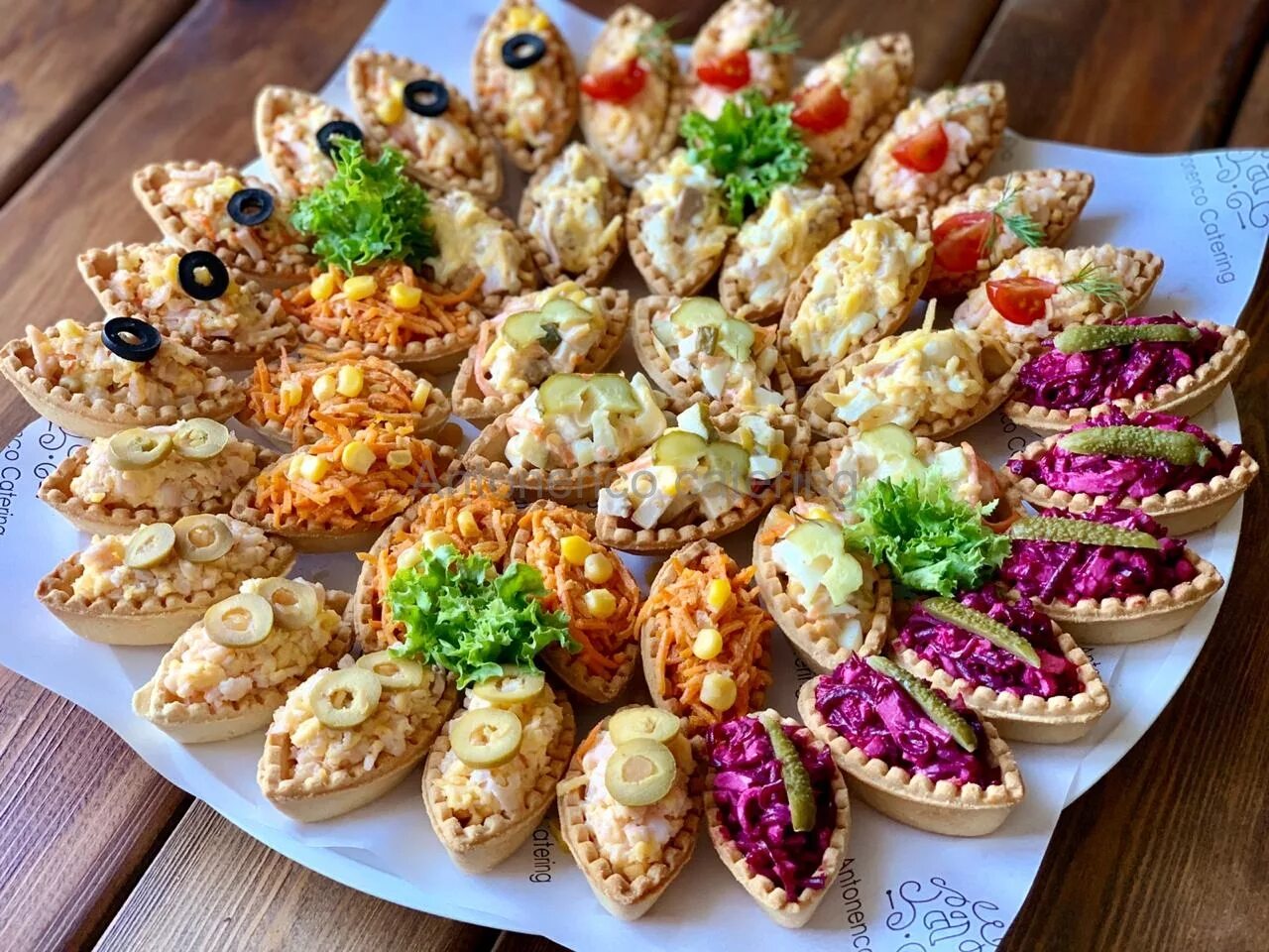 Красивые праздничные блюда рецепты с фото Экспресс кейтеринг :: Тарталетки :: Ассорти Тарталетки "7 салатов" 21/48 шт