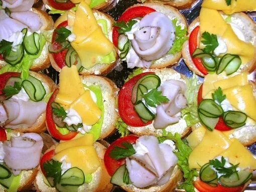 Красивые праздничные бутерброды рецепты с фото Ezt kend a kenyérre! 9 krém: cékla, karfiol, brokkoli, hagyma, búzakolbász, sütő