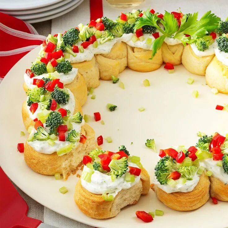 Красивые праздничные рецепты с фото Appetizer Wreath Recipe Holiday appetizers recipes, Festive appetizers, Christma