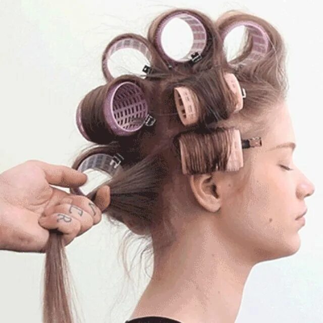 Красивые прически бигуди GIF Beauty Lesson: How to Give Thin Hair Extra Volume Curled hairstyles, Hairsty