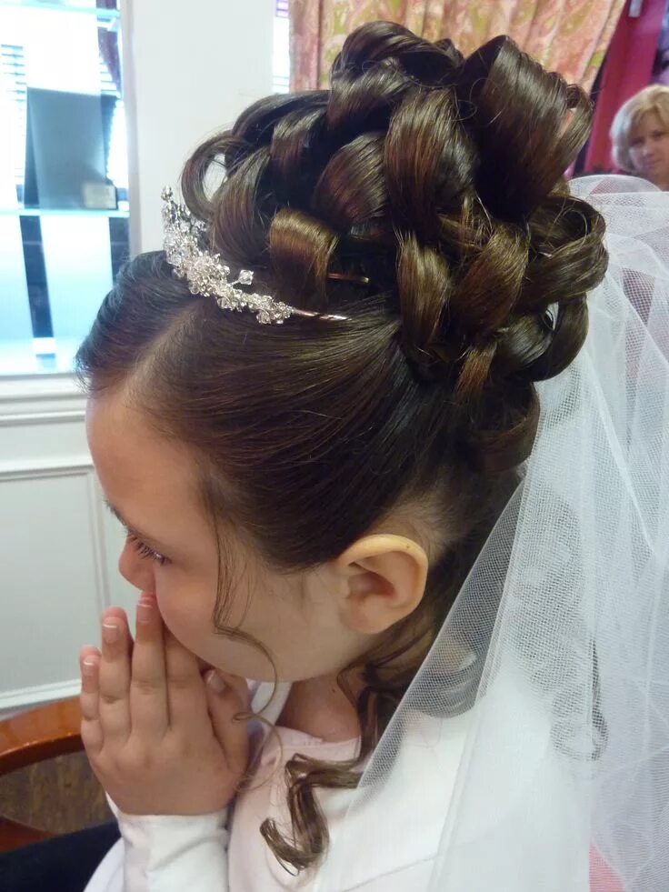 Красивые прически девочке на свадьбу Pin on Hair Styling First communion hairstyles, Communion hairstyles, Long hair 