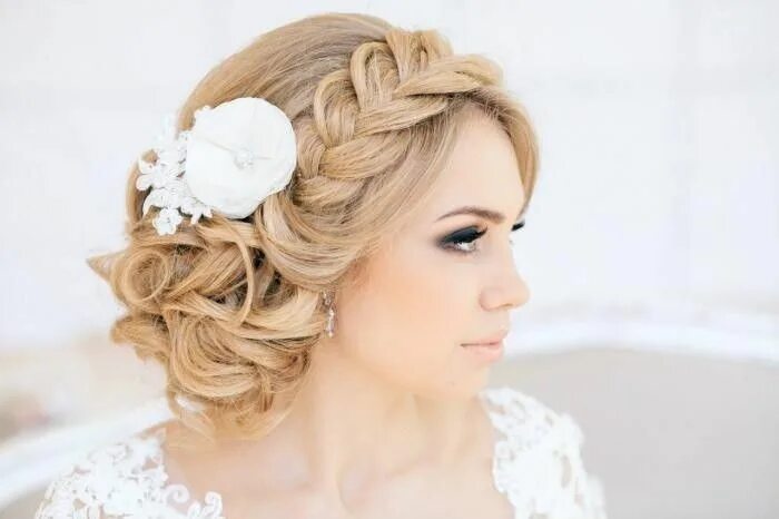 Красивые прически для девушек на свадьбу Pin by Renee Bernays on Wedding stuff Short wedding hair, Wedding hairstyles for