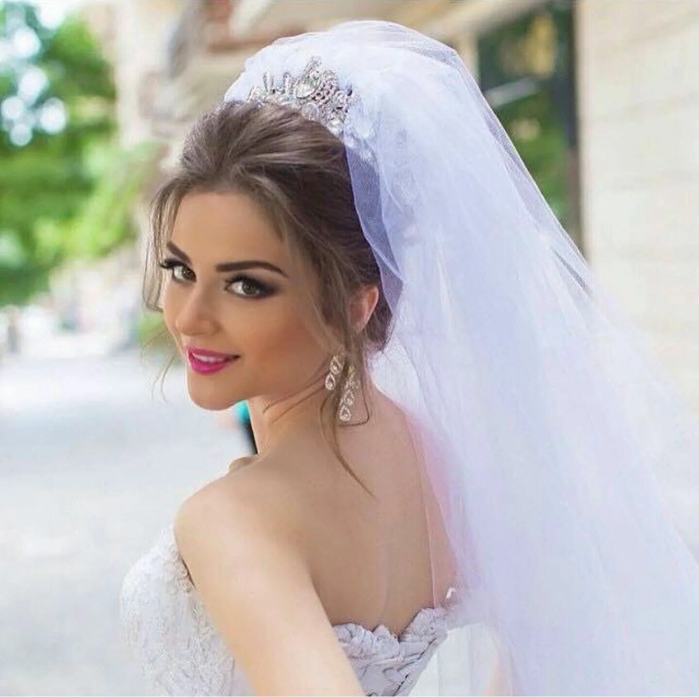 Красивые прически для невест с маленьким лицом #saç #modelleri Gelin saçı, Gelinler, Düğün gelin