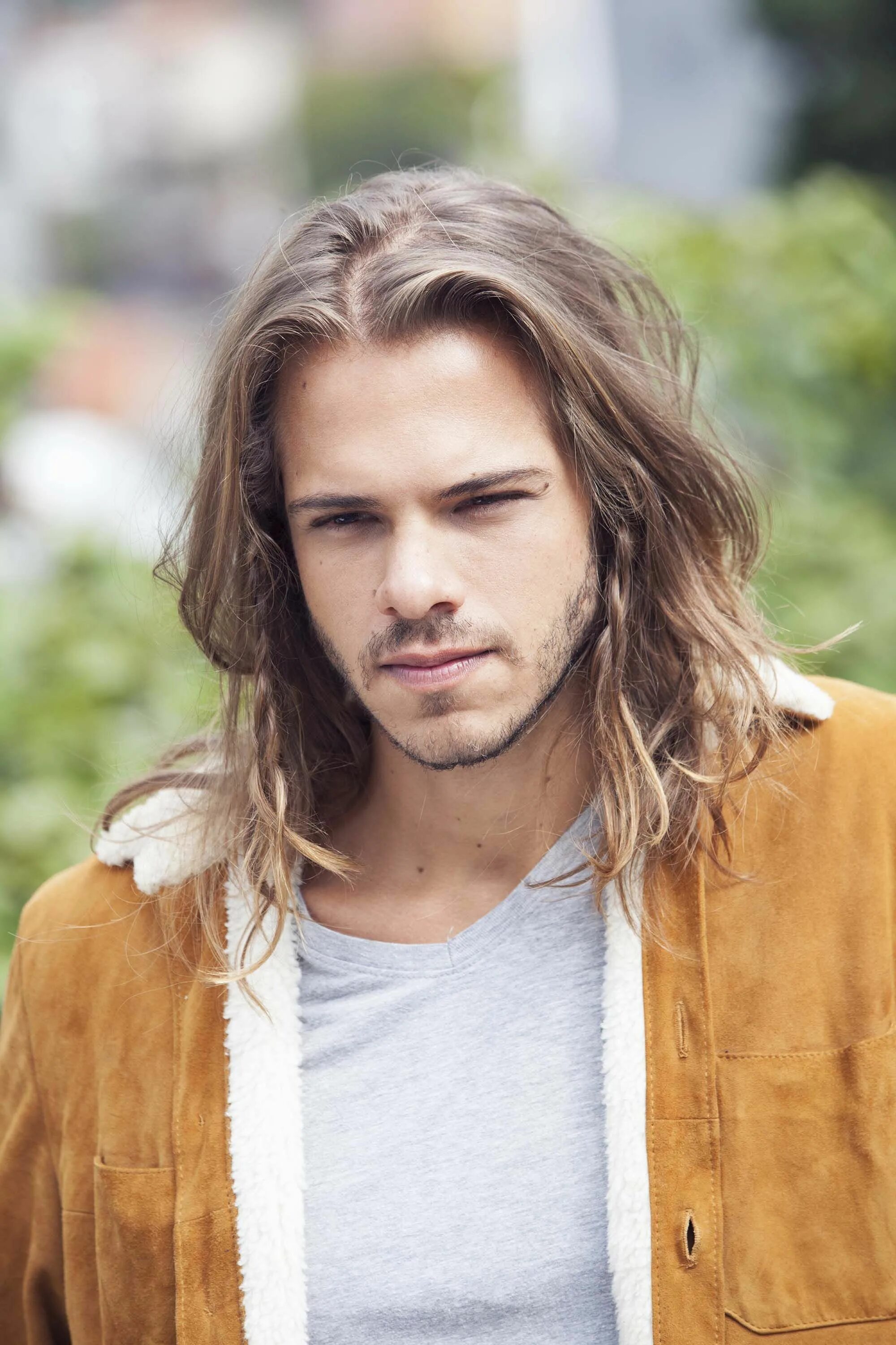Красивые прически для парней с длинными волосами Pin em Men's Hair Styling Tips: What to Know About Sea Salt Spray